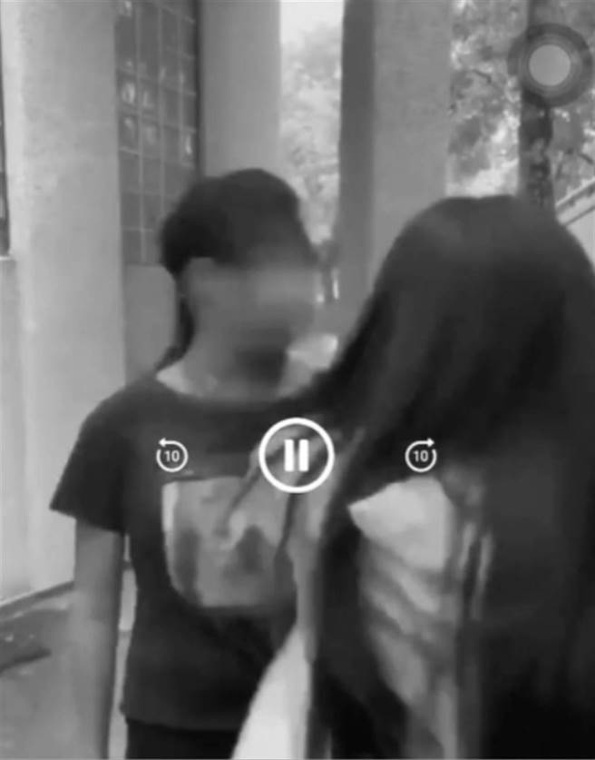 鳳山女學生慘遭集體霸凌，引發網友憤怒。（翻攝臉書）