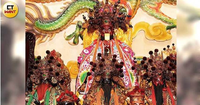 三山国王是巾山（下中）、明山（上中、下右）与独山（下左）三位神明的共称。（图／张文玠摄）