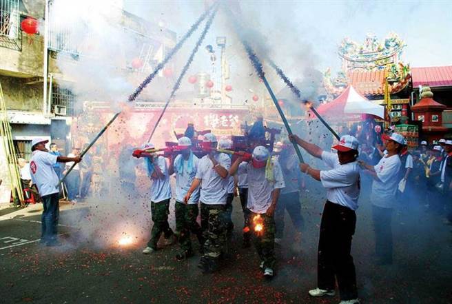 屏东市林仔内的三山国王庙，在庆典中举办全台独有的「老爷竹竿炮」民俗活动。（图／报系资料库）