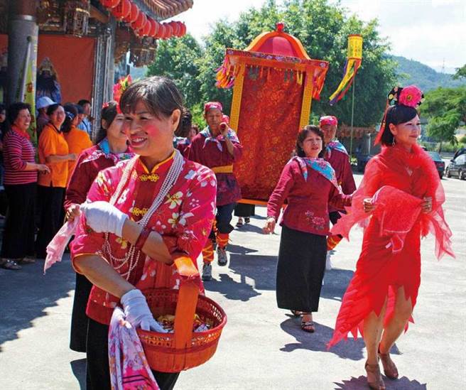 宜兰县的三山国王客家文化节，安排迎亲活动表演，热闹非凡。（图／报系资料库）