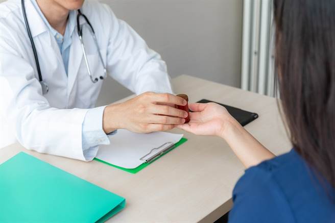 慢性处方笺领药日在过年怎么办？ 千万别断药！落在「这区间」先提前拿。(图/常春月刊提供)