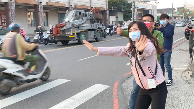 無黨籍高市議員黃捷今（4）日一早7時，一如前幾天作戰模式，站上街頭與鄉親拜票。（柯宗緯攝）