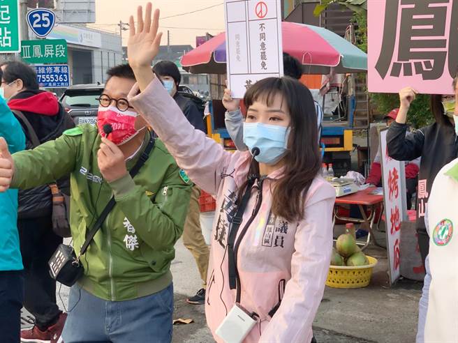 無黨籍高市議員黃捷今（4）日一早7時，一如前幾天作戰模式，站上街頭與鄉親拜票。