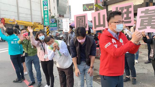 無黨籍高市議員黃捷今（4）日一早站上街頭與鄉親拜票，許多盟軍幫忙站台。（柯宗緯攝）
