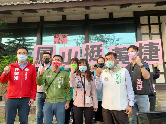 無黨籍高市議員黃捷今（4）日一早站上街頭與鄉親拜票，許多盟軍幫忙站台。（柯宗緯攝）