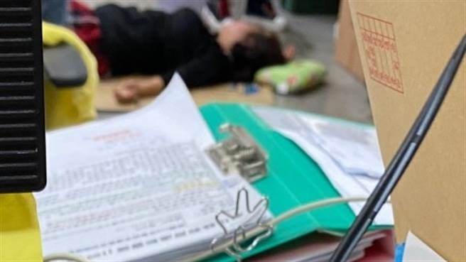 彰化某国中周姓女校长于去年校庆喝得烂醉遭爆料，随后更有一名自称是该校校友在网路爆料该校长的不当言行。（图／翻摄自PTT）