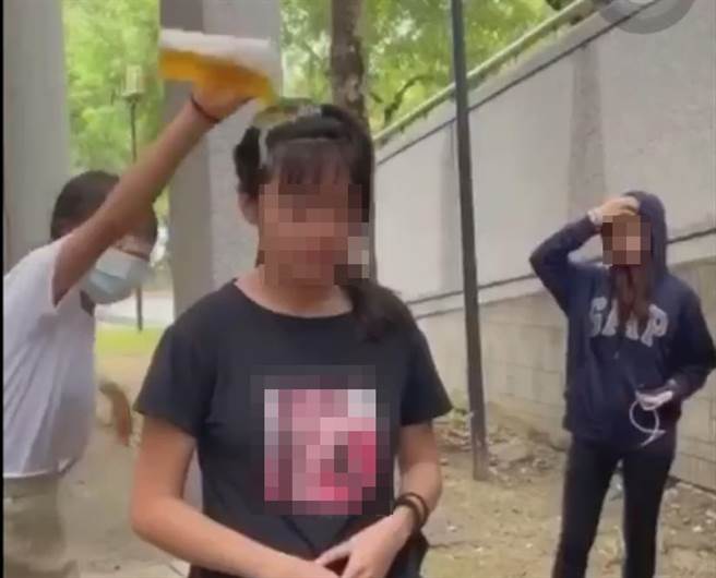 高雄一名女学生被包围霸凌影片在网路疯传，高雄市长陈其迈市长陈其迈4日凌晨紧急在脸书贴文强调「霸凌，绝不容忍！」。（翻摄自脸书／袁庭尧高雄传真）