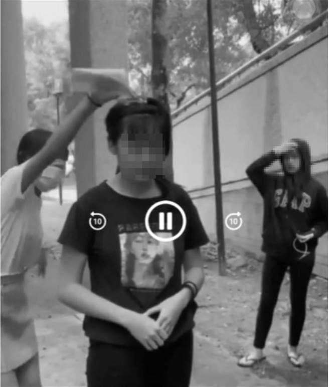 高雄少女遭霸凌事件，引發社會議論，警方已帶回兩名加害人。（翻攝臉書）