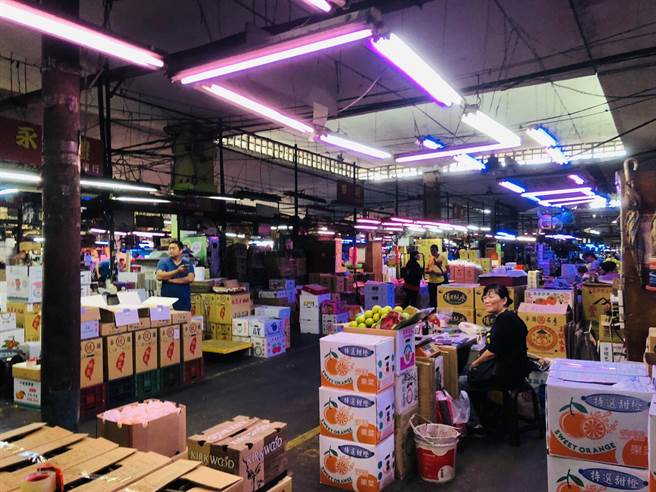 年前最後年貨採買！北市果菜魚類家禽批發市場  規畫6日起營業至除夕。（吳康瑋攝）