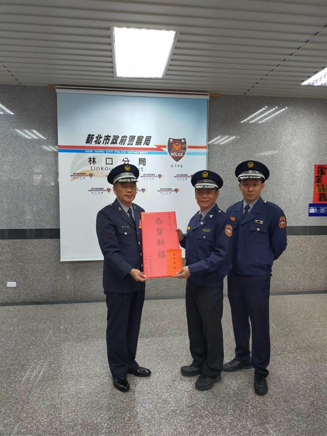 新北市义警大队长郑谊宏及民防大队长吴建亨带着加菜金及慰问品感谢民力的辛劳。（林口分局提供／李俊淇新北传真）