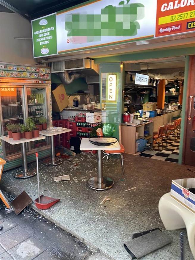 餐饮业常因瓦斯罐使用后，任意放置在烤箱上方，导致高温气爆。（图／劳动局提供）
