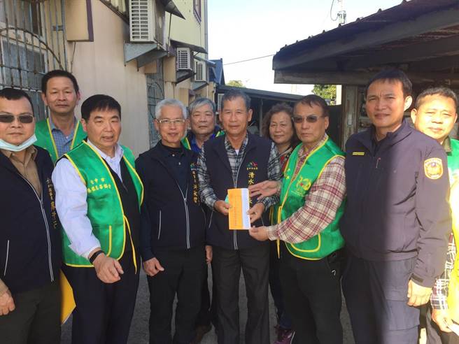 清水分局协请港龙慈善协会致赠3万元急难救助金，帮助车祸受伤王女的家计。（清水分局提供／王文吉台中传真）