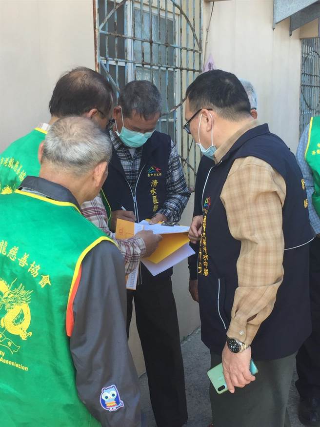 港龙慈善会委由该邻长代收3万元救助金再行转交王女。（清水分局提供／王文吉台中传真）