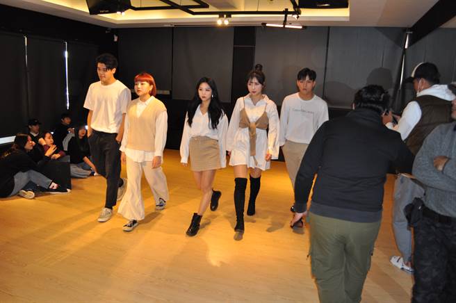 醒吾科大韩国交换生何智英(左二起)、李侑拏及尹志水，专注参与拍摄青春校园MV影片「划破星空」。(醒吾科大提供)