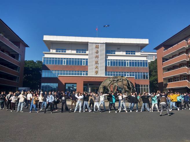 醒吾科大全校动员拍摄「划破星空」MV影片，并在地球仪校门口前以无人空拍机拍摄校园全景。(醒吾科大提供)