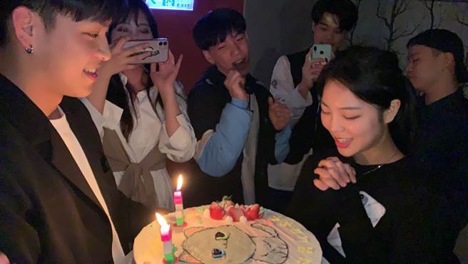 表艺系二年级洪暐(左)与同学们，一起为醒吾韩国交换生李侑拏(右)温馨庆生。(醒吾科大提供)