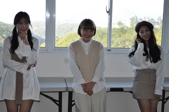 ：三位醒吾科大韩国交换生李侑拏(右起)、何智英及尹志水，十分享受在醒吾科大的求学生活，三人在醒吾科大优美的摘星阁景观前，留下最美的回忆。。(醒吾科大提供)