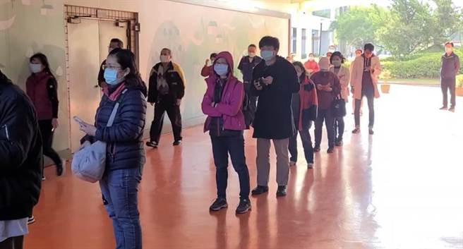 清零计画第二日上午仍有民眾在外排队。（姜霏摄）