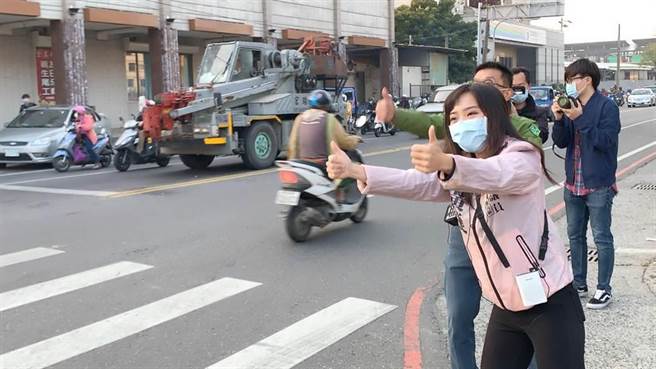 無黨籍高市議員黃捷今（4）日一早7時，一如前幾天作戰模式，站上街頭與鄉親拜票。（柯宗緯攝）