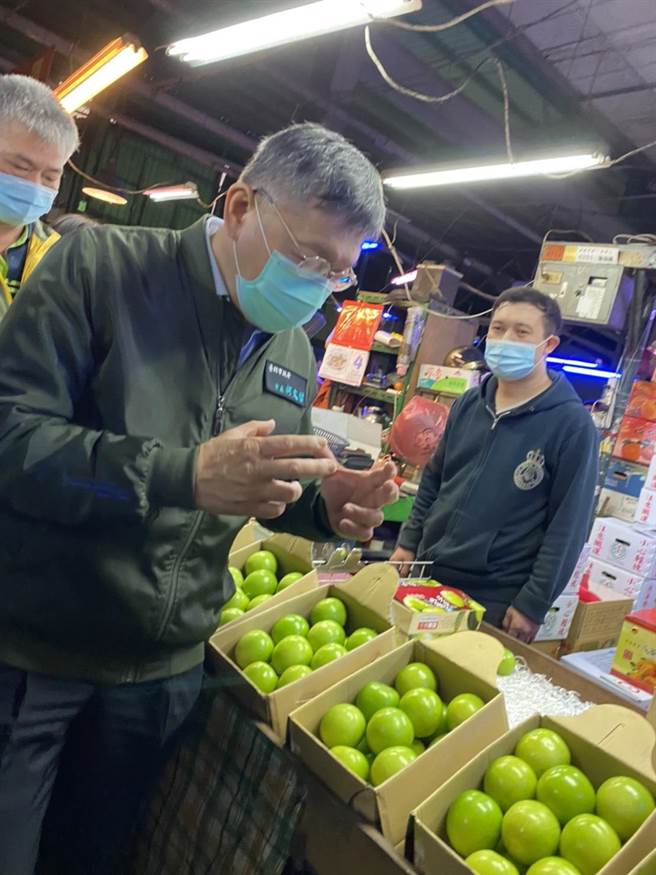 台北市长柯文哲4日前往市场视察，慰问工作人员和业者辛劳。（张立勋摄）