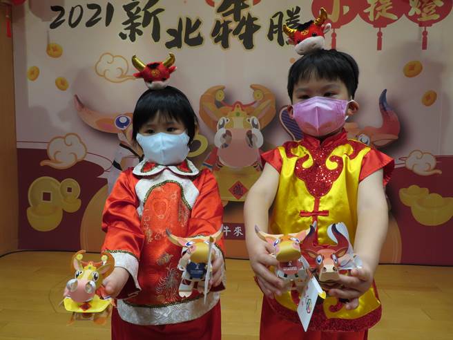 新北小提灯亮相 3款牛提灯还有隐藏版齐天大圣。（叶德正摄）