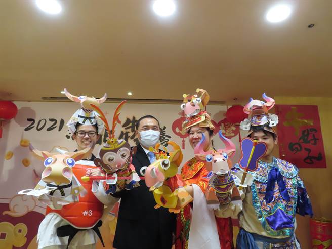 新北小提灯亮相 3款牛提灯还有隐藏版齐天大圣。（叶德正摄）