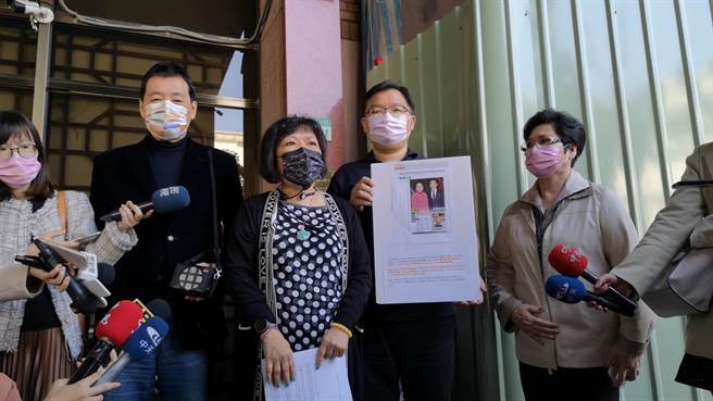 蓝委叶毓兰（黑口罩者）不满被影射关说「龙五」向华强的依亲案，今赴台北地院提起刑事自诉，以及附带民事求偿5000万元。（黄捷摄）