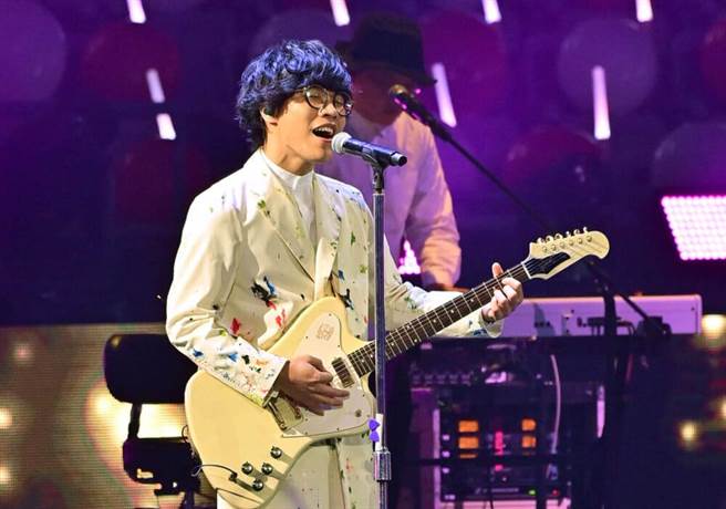 台視《2021超級巨星紅白藝能大賞》將在除夕夜陪伴大家熱鬧慶新年，近來人氣高漲的表演嘉賓盧廣仲，身穿白色西裝自彈唱新歌曲〈明天〉。（台視提供）