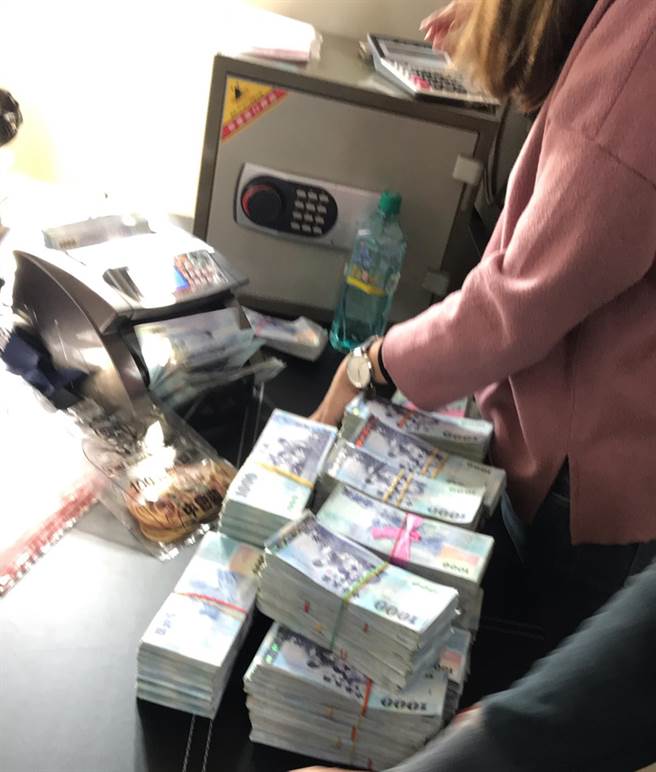 警方在现场扣现金1265万4490元、电脑13台、手机平板12枝、存折40本、点钞机1台及相关重利帐册1批。(警方提供／陈世宗台中传真)