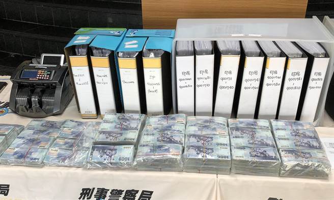 警方在记者会现场，陈列查扣的现金1265万元、电脑等证物。(陈世宗摄)