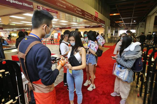 第9届台北国际动漫节登场，大批动漫迷化身口罩大军，抢入场内抢购动漫周边商品。(杜宜谙摄)