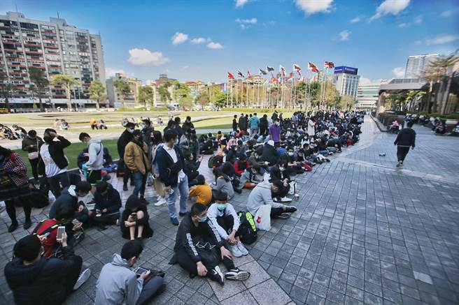 第9届台北国际动漫节登场，各个入场门口排队人潮一路绵延数公尺。(杜宜谙摄)