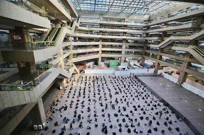 第9届台北国际动漫节登场，场内排队严格实施1.5公尺的社交距离。(杜宜谙摄)