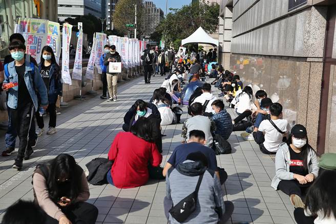 第9届台北国际动漫节开幕首日，场外涌入大批人潮。(杜宜谙摄)