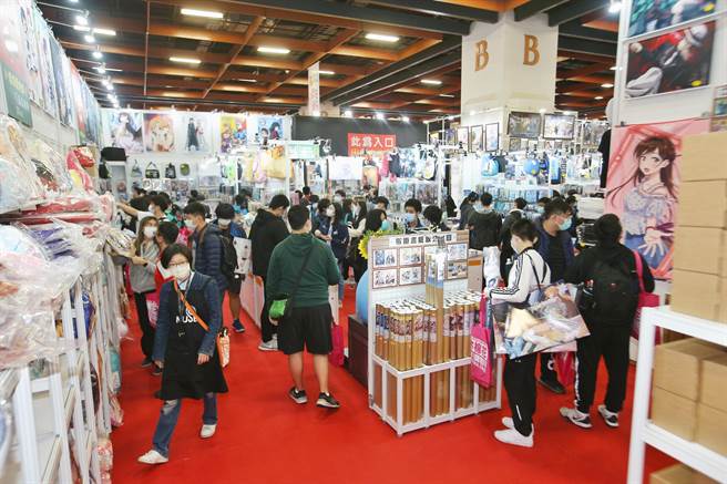 主办单位中华动漫出版同业协进会秘书长高世桩强调，防疫措施全部依照防疫指挥中心办理，甚至更为严格，即使戴口罩，也要维持社交距离1.5公尺，且不只主办单位场内管控人数，参展摊商也有摊位人数控管。(杜宜谙摄)