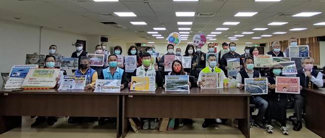 西屯区陈宝云区长4日代表市长卢秀燕慰劳各里队，致赠慰问金、慰劳品予各队代表。（西屯区公所提供／陈世宗台中传真）