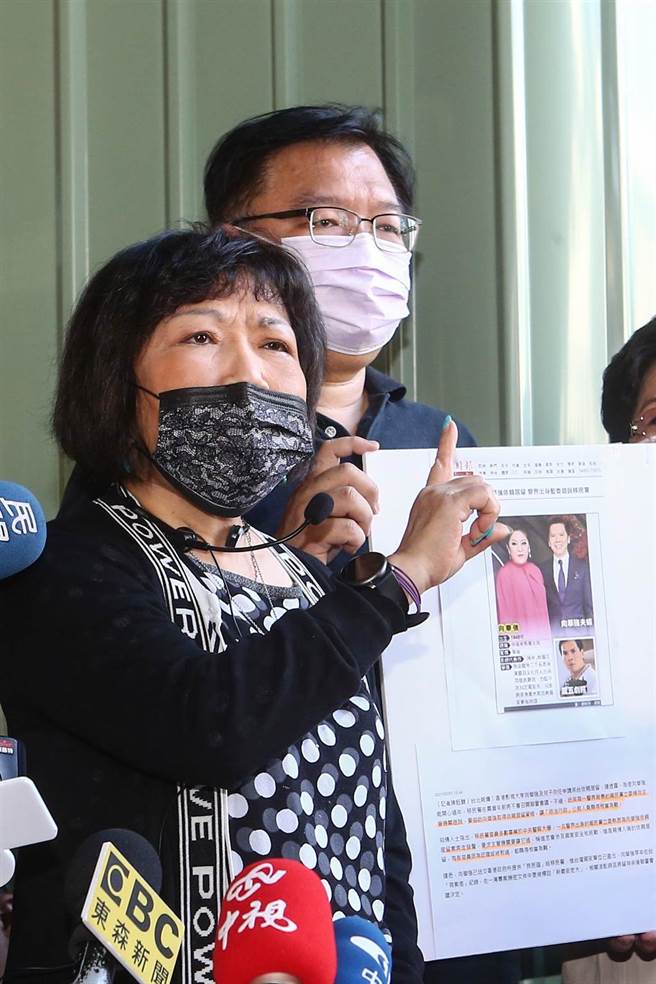 根据自由时报报导有「警界出身的国民党立委」关说香港影视大亨向华强及儿子向佐申请依亲案，立委叶毓兰认「警界」、「国民党」、「立委」含沙射影，4日前往台北地院递状对自由时报负责人林鸿邦、记者陈钰馥自诉加重诽谤罪，并求偿5000万元。（邓博仁摄）
