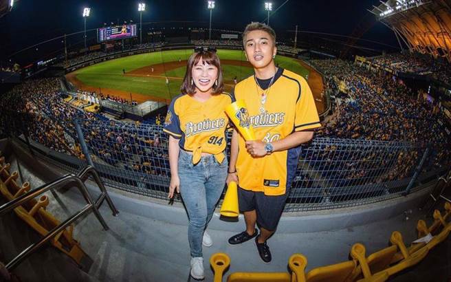 焦凡凡與婁峻碩於Clubhouse開聊天室一齊放閃（圖翻攝自焦凡凡IG)