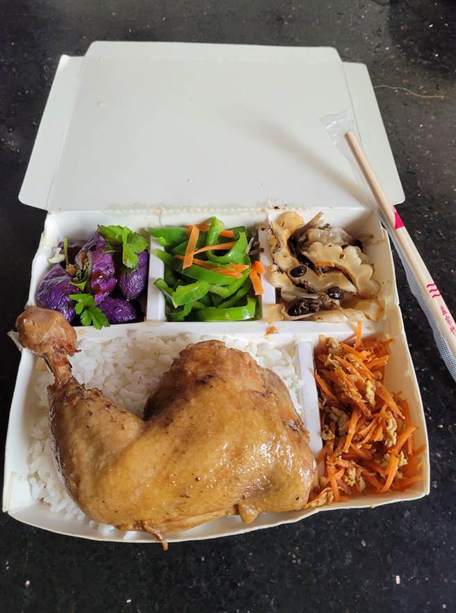 加班订了鸡腿便当，打开惊见配菜4大天王，网崩溃喊只能吃鸡腿，1.8万人狂朝圣。（图／翻摄自爆废公社二馆）