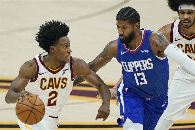 面对骑士后卫塞克斯顿持球强攻，快艇后卫保罗乔治(右)紧盯不放。(美联社)