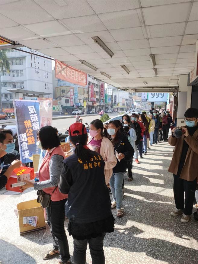 南天宫今天福气箱发放的对象没有限制，数量只有350份，所以一大早便涌入派队人潮。（市议员罗廷玮服务处提供）