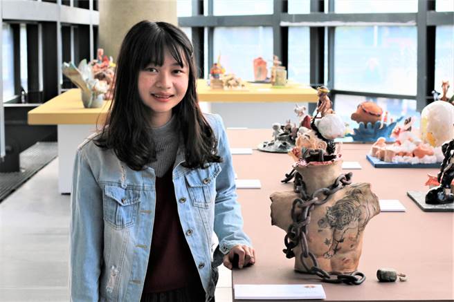 桃园市大崙国中吴玮庭作品「瘟身」，创作挂着锁链的人型陶瓷，传递人们被如同枷锁的疫情锁住，自由生活受限，展现忧虑疫情的创作思维，勇夺国中组首奖。（记者蔡雯如摄）