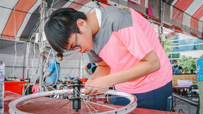 自行車組裝職類競賽實況。（台中市政府提供）