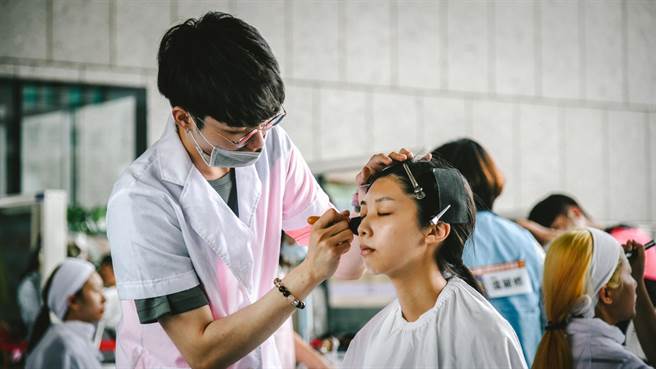 美容美髮職類競賽實況。（台中市政府提供）