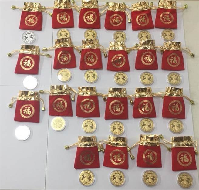 竹山警分局破获诈骗集团兜售紫南宫假钱母，提醒民眾注意，假钱母无论在钱母厚薄度、福袋样式和外观都有所不同。(竹山警分局提供／黄立杰南投传真)