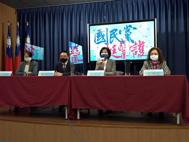 国民党举办挺医护记者会，左起王鸿薇、陈宜民、王育敏及王桂芸。（黄福其摄）