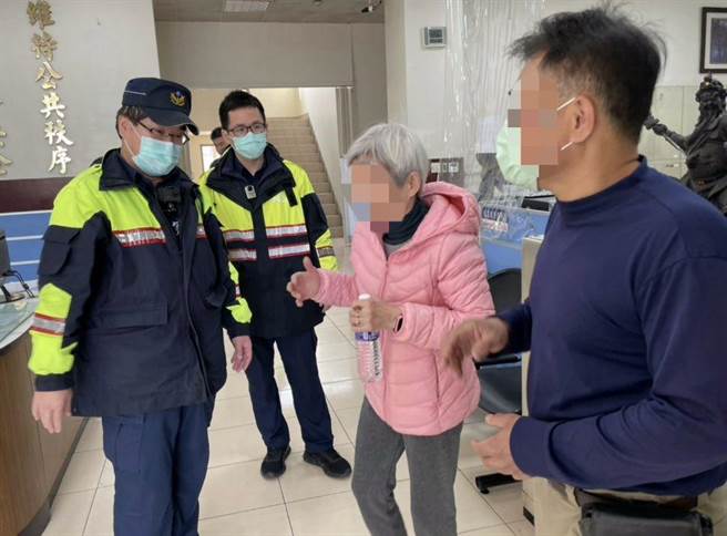 員警將老婦帶返所安置，利用警政系統迅速查出身分。（警方提供）