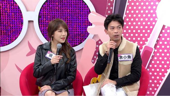 双胞胎姊妹花依依、佩佩夫妻檔近日录年代《听妈妈的话》。（年代提供）