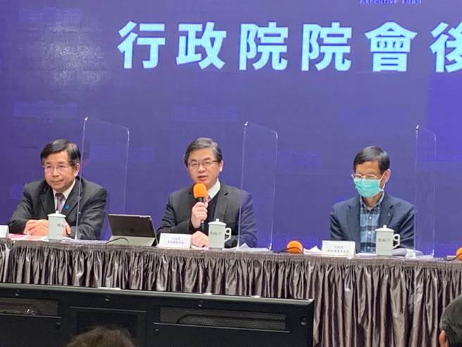 行政院秘书长李孟谚于行政院会后记者会表示，育儿津贴从今年8月起提升为3500元，明年8月再提升到5000元。（林缙明摄）