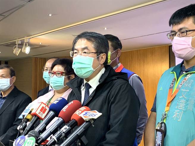 台南市長黃偉哲（右二）4日表示，預計下周公布人事異動。（李宜杰攝）